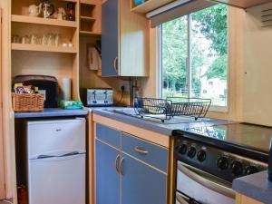 a kitchen with a stove and a dishwasher at The Reme Villa in Scorton