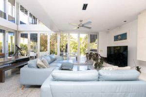 Ruang duduk di Casuarina Beachfront House - Hostie Properties