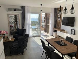 TV a/nebo společenská místnost v ubytování Seaside modern holiday home for family