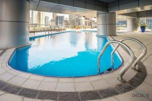 Bazén v ubytování Elegant 2BR at The Point Dubai Marina by Deluxe Holiday Homes nebo v jeho okolí