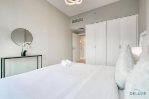 Postel nebo postele na pokoji v ubytování Elegant 2BR at The Point Dubai Marina by Deluxe Holiday Homes