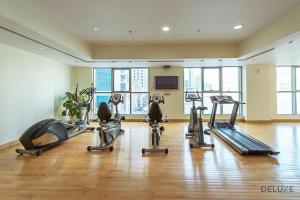 Fitness centrum a/nebo fitness zařízení v ubytování Elegant 2BR at The Point Dubai Marina by Deluxe Holiday Homes