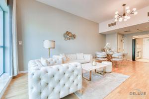 Posezení v ubytování Elegant 2BR at The Point Dubai Marina by Deluxe Holiday Homes