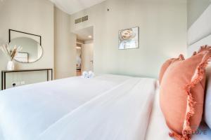 Postel nebo postele na pokoji v ubytování Elegant 2BR at The Point Dubai Marina by Deluxe Holiday Homes