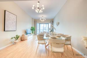 Posezení v ubytování Elegant 2BR at The Point Dubai Marina by Deluxe Holiday Homes