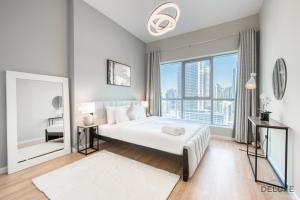 Postel nebo postele na pokoji v ubytování Elegant 2BR at The Point Dubai Marina by Deluxe Holiday Homes + 27 fotografií