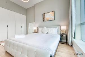 Postel nebo postele na pokoji v ubytování Elegant 2BR at The Point Dubai Marina by Deluxe Holiday Homes