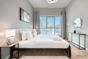 Postel nebo postele na pokoji v ubytování Elegant 2BR at The Point Dubai Marina by Deluxe Holiday Homes