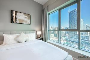 Postel nebo postele na pokoji v ubytování Elegant 2BR at The Point Dubai Marina by Deluxe Holiday Homes