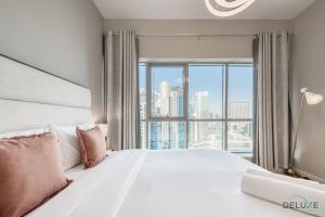 Postel nebo postele na pokoji v ubytování Elegant 2BR at The Point Dubai Marina by Deluxe Holiday Homes