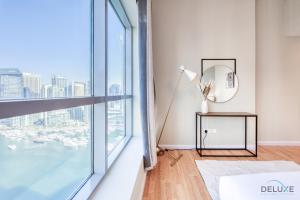 Fotografie z fotogalerie ubytování Elegant 2BR at The Point Dubai Marina by Deluxe Holiday Homes v Dubaji
