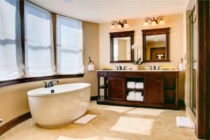 a bathroom with a tub, toilet and sink at Hotel Viata in Austin