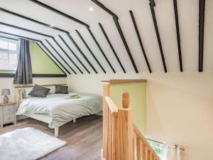 ein Schlafzimmer mit einem Bett und einer Gewölbedecke in der Unterkunft Owl Cottage in Howell