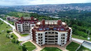 una vista aérea de un gran edificio de una ciudad en Apartment Bella, en Veliko Tŭrnovo
