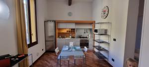 crociali في بولونيا: مطبخ مع طاولة وكراسي في غرفة
