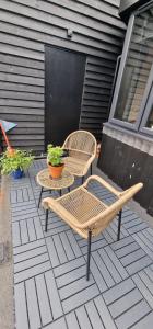 une terrasse avec une table, une chaise, une table et une plante dans l'établissement Fairlight Cove, à Fairlight