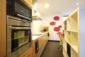 a kitchen with a stainless steel oven and cabinets at AMAZING APARTMENT IN GRACIA in Barcelona