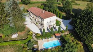 an aerial view of a house with a swimming pool at La Ferme de Jeanne in Saint-Girons