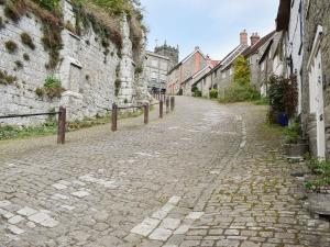 an old cobblestone street in an old town at St James Cottage in Shaftesbury