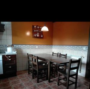 Kuchnia lub aneks kuchenny w obiekcie La Rectoral de Valdedios.Casa rural con chimenea