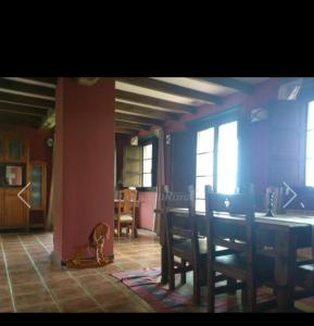 的住宿－La Rectoral de Valdedios.Casa rural con chimenea，一间带桌子和椅子的用餐室