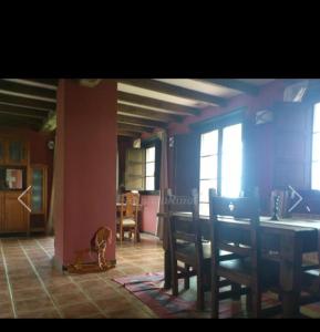 jadalnia ze stołem i krzesłami w obiekcie La Rectoral de Valdedios.Casa rural con chimenea w mieście La Piñera