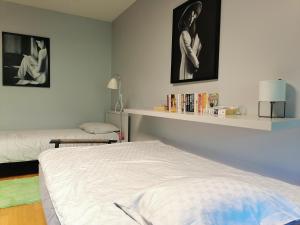 um quarto com uma cama e uma prateleira com livros em Apartment Green Oasis Zagreb em Zagreb