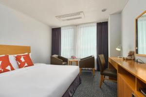 a hotel room with a bed and a desk at Hotel Atrium Jongno in Seoul