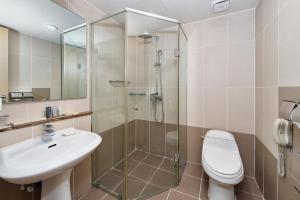 W łazience znajduje się prysznic, toaleta i umywalka. w obiekcie Hotel Atrium Jongno w Seulu