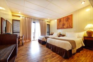 Rúm í herbergi á Cebu White Sands Resort and Spa