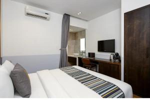 Habitación de hotel con cama y escritorio en Sea Sand 2 - Hotel, en Da Nang