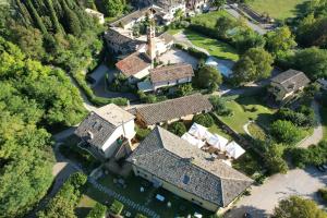 eine Aussicht auf ein großes Haus mit einem Dach in der Unterkunft Locanda San Verolo in Costermano sul Garda
