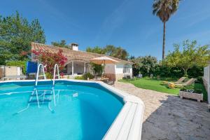 ein Swimmingpool vor einem Haus in der Unterkunft Casa Bahía de Alcudia in Port d'Alcúdia