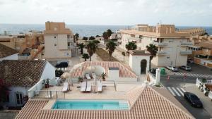 einem Luftblick auf ein Gebäude mit einem Pool in der Unterkunft TORREMOCHA in Cabo de Palos