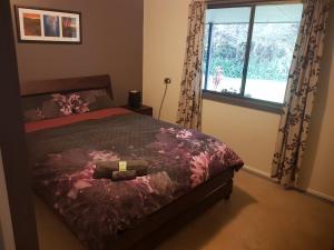 Un pat sau paturi într-o cameră la Rustic Retreat