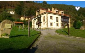 dom z sercem na boku w obiekcie La Rectoral de Valdedios.Casa rural con chimenea w mieście La Piñera