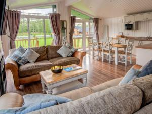珀斯的住宿－Lodge 1 - Silver Birch，客厅配有两张沙发和一张桌子