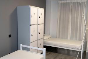 1 dormitorio con 2 camas y armario blanco en Suseia, en Zubiri