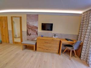TV a/nebo společenská místnost v ubytování Hotel Bergheimat