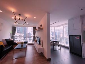 un soggiorno con un divano e un tavolo di 6PAX SUITES KL CITY Pavilion at Bukit Bintang NETFLIX & WIFI a Kuala Lumpur