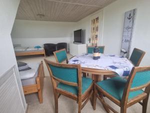 Zimmer mit einem Tisch und Stühlen sowie einem Schlafzimmer in der Unterkunft Pension Küstenkind in Bentwisch