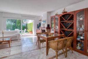 Et opholdsområde på Plaça de la Sardana Casa acollidora per 8 persones a 5 minuts de la Platja Gran i del centre de Platja d'Aro