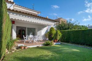 En have udenfor Plaça de la Sardana Casa acollidora per 8 persones a 5 minuts de la Platja Gran i del centre de Platja d'Aro