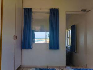 a room with a window with a view of the beach at Rosscarbery 7 in Margate