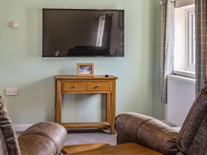 TV a/nebo společenská místnost v ubytování Hazel Grove Farm - Fern Cottage