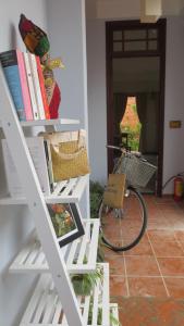 una estantería con libros y una bicicleta en una habitación en Charming Homestay, en Hoi An