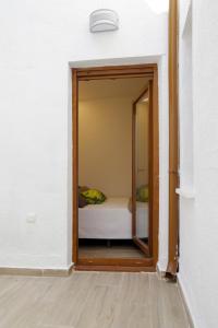 ein kleines Zimmer mit einem Spiegel und einem Bett in der Unterkunft vallespin 43-1 - céntrico, parking, wifi in Avila