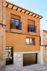 un edificio de ladrillo con 3 ventanas y garaje en vallespin 43-1 - céntrico, parking, wifi, en Ávila