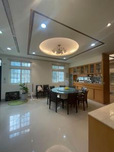 - une cuisine et une salle à manger avec une table et des chaises dans l'établissement Shinchen 88 Villa, à Dongshi