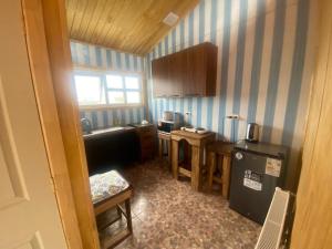 uma pequena cozinha com paredes listradas em azul e branco em Loft 644 em Porvenir